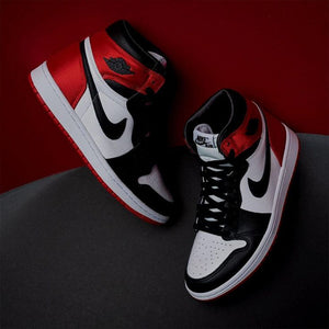 Air Jordan 1 Wmns Retro High Satin Black Toe