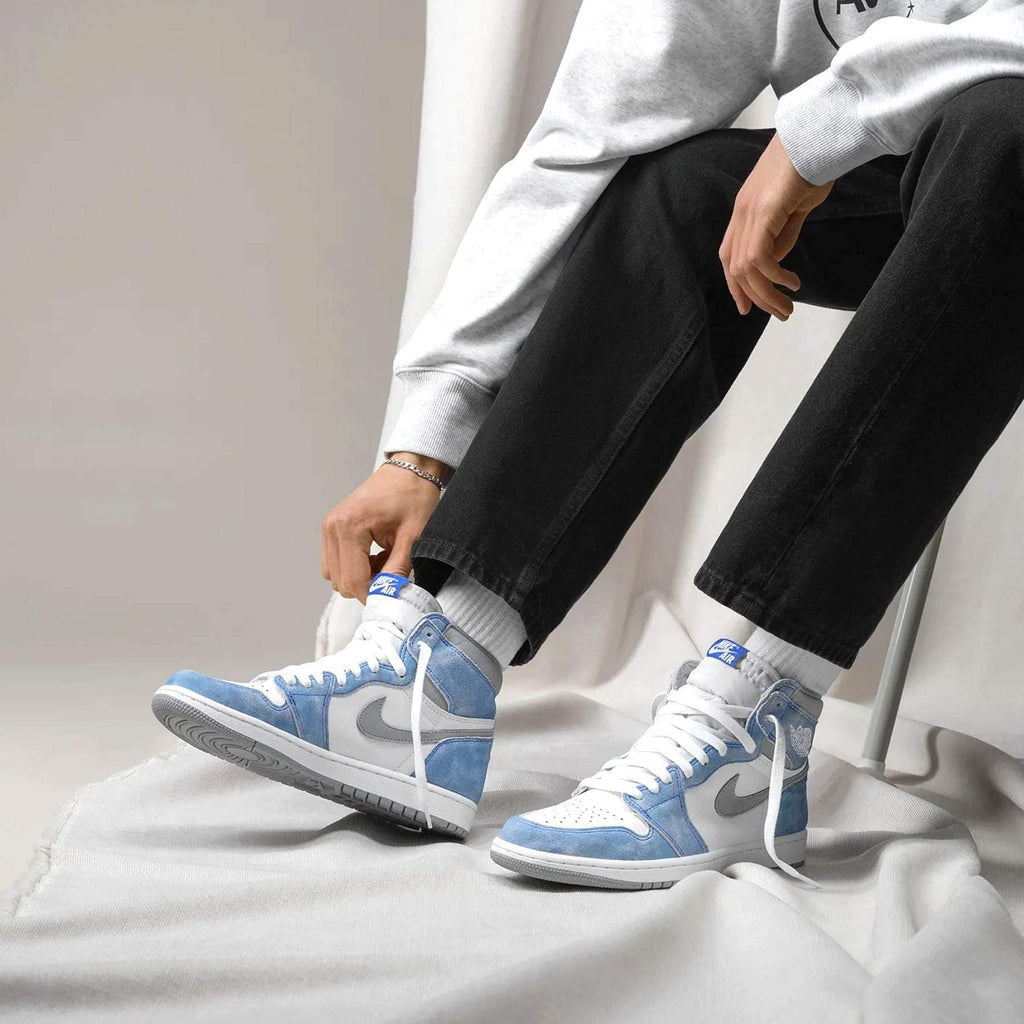Air Jordan 1 Retro High OG Hyper Royal