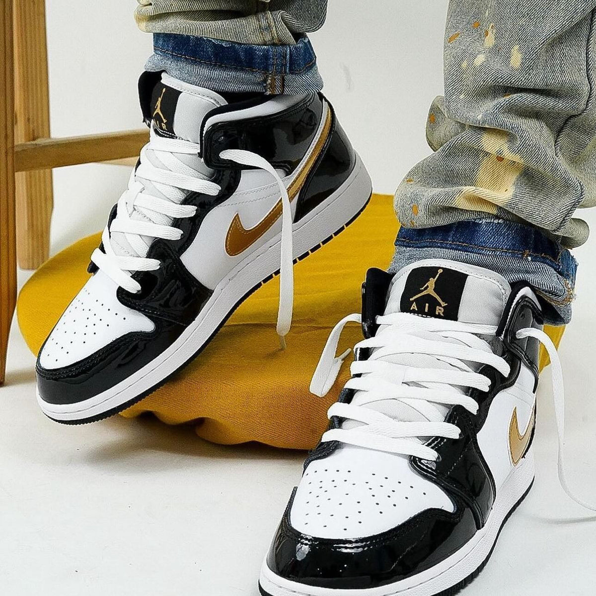 Air Jordan 1 Mid SE Black/Gold